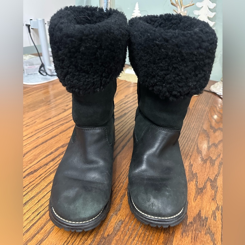 UGG Leather & Suede Tall Shearling lined Black Boot Sz: 10